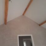 Stucwerk op wanden en plafond met bestaand houtwerk