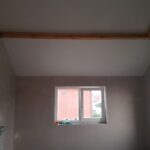 Stucwerk op wanden en plafond bovenverdieping woning
