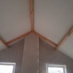 Stucwerk op wanden, plafond en rookkanaal met bestaand houtwerk