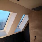 Stucwerk in nieuwe badkamer met ramen