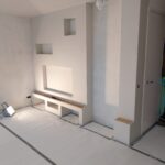 Het net afgeronde stucwerk van een tv-wand